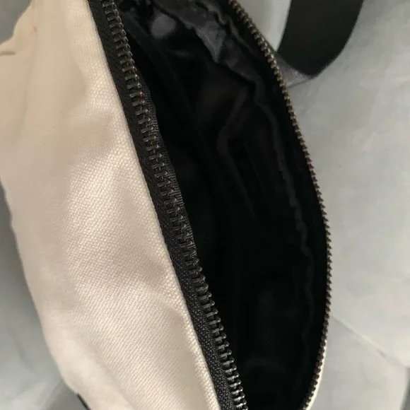 Lululemon Everywhere Belt Bag Angel Wing - Picture 4 of 5